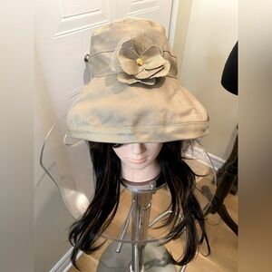 ✅👒August Hat Co. In golden glittery color w/ gold tacted flower embellishment ✨✨